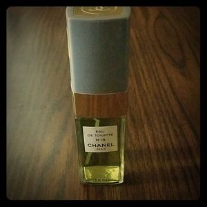 Classic CHANEL No 19